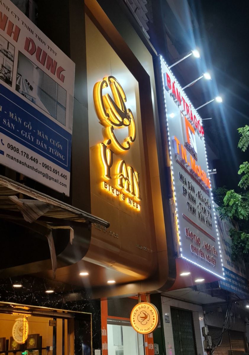 Bảng hiệu chữ inox viền chân sáng đèn Ý AN